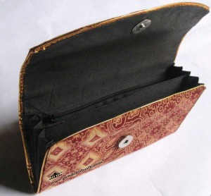 Read more about the article Tampilan Souvenir Nikah Dompet Batik