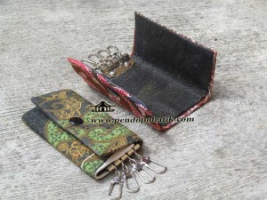 Read more about the article Souvenir Nikah Dompet STNK Batik